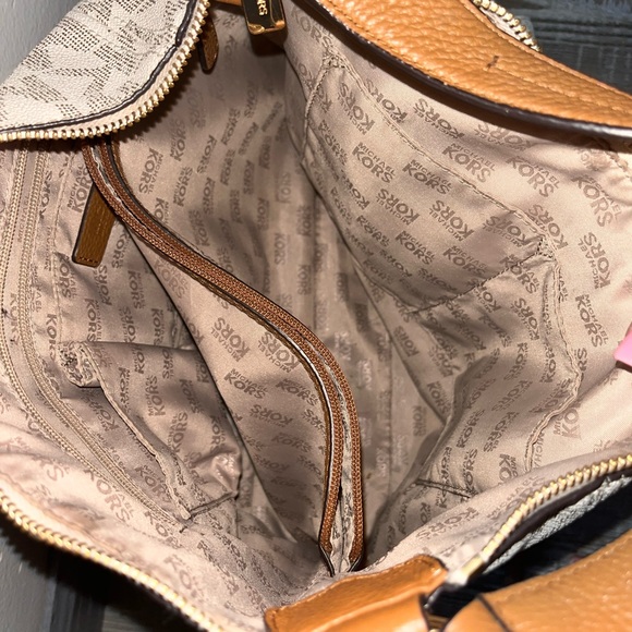 I’m selling a set of a Michael Kors bag and wallet. - Picture 3 of 4